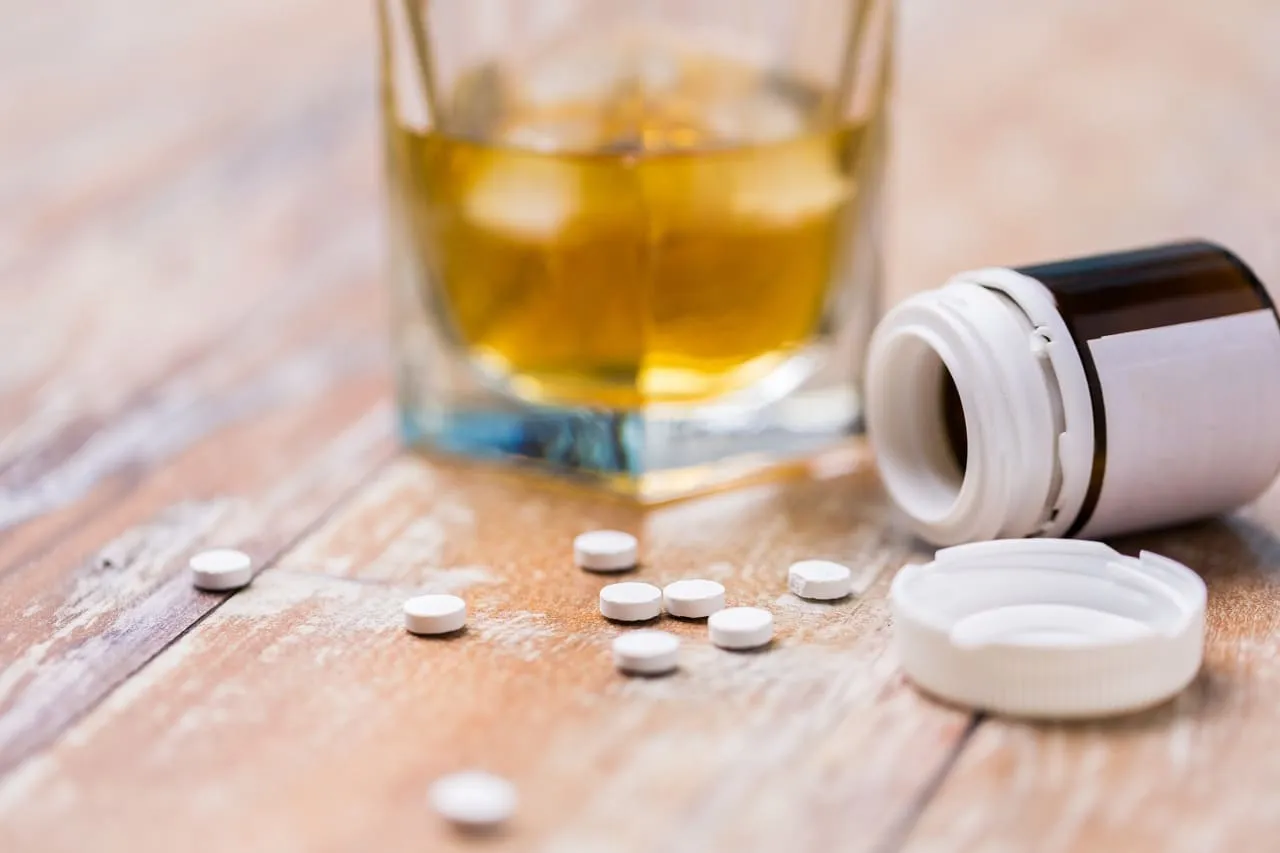 Zdjęcie Czy biorąc antybiotyk można pić alkohol? Poznaj ryzyko i skutki