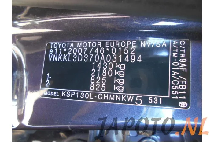 Zdjęcie Gdzie jest kod lakieru Toyota Yaris 2 - wszystkie miejsca lokalizacji kodu