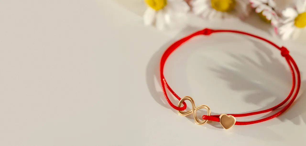 Zdjęcie Co oznacza czerwona nitka? Modny amulet czy zabobon? Badamy