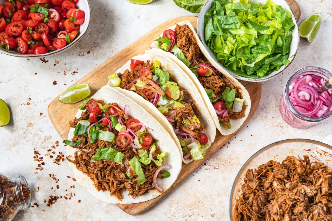 Zdjęcie Pyszne tacos z szarpaną wieprzowiną – przepis na idealny obiad