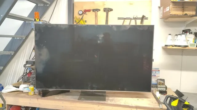 Zdjęcie Co zrobić gdy telewizor sam się wyłącza i włącza – 10 skutecznych rozwiązań