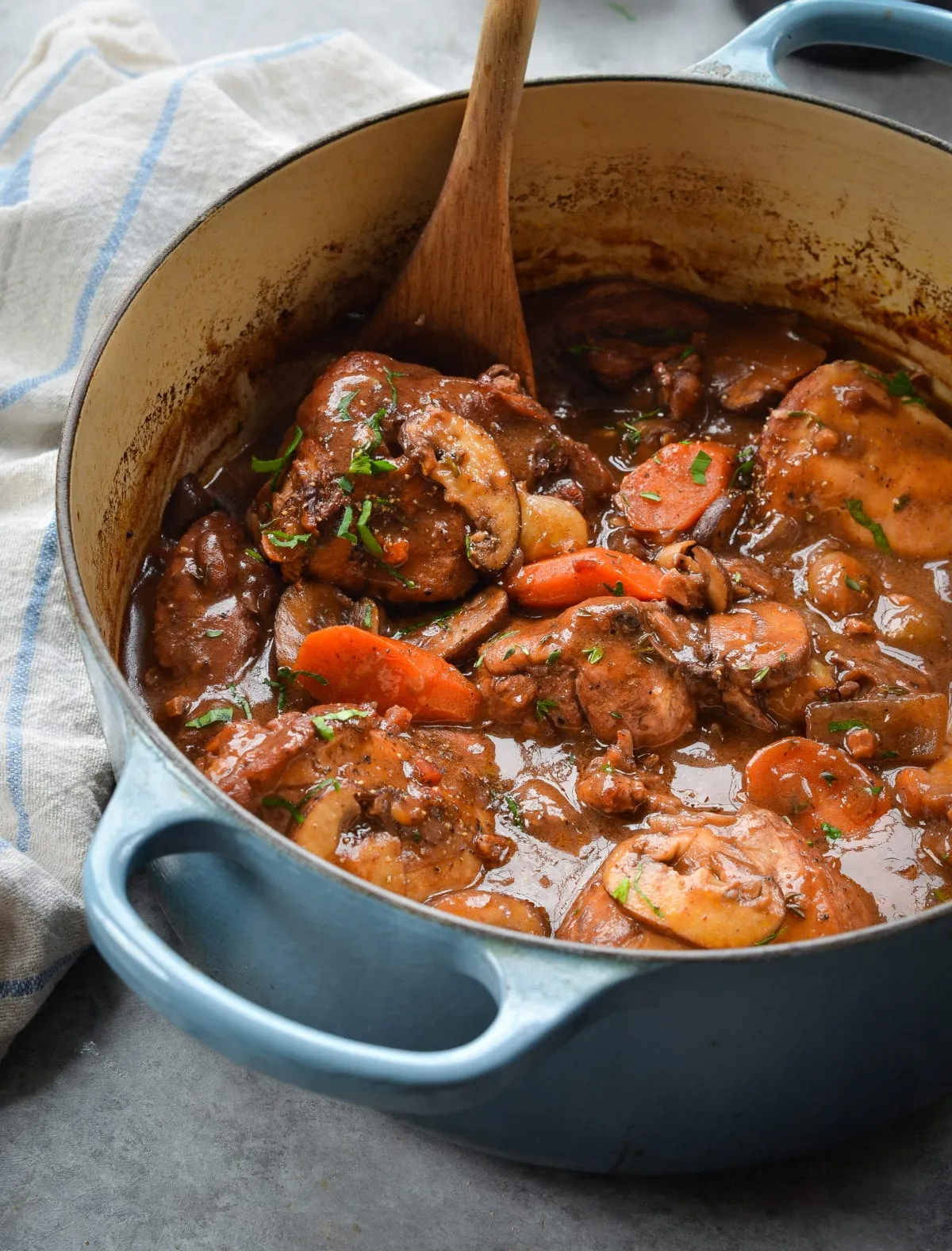 Zdjęcie Coq au vin - tradycyjny przepis, który zachwyci Twoich gości
