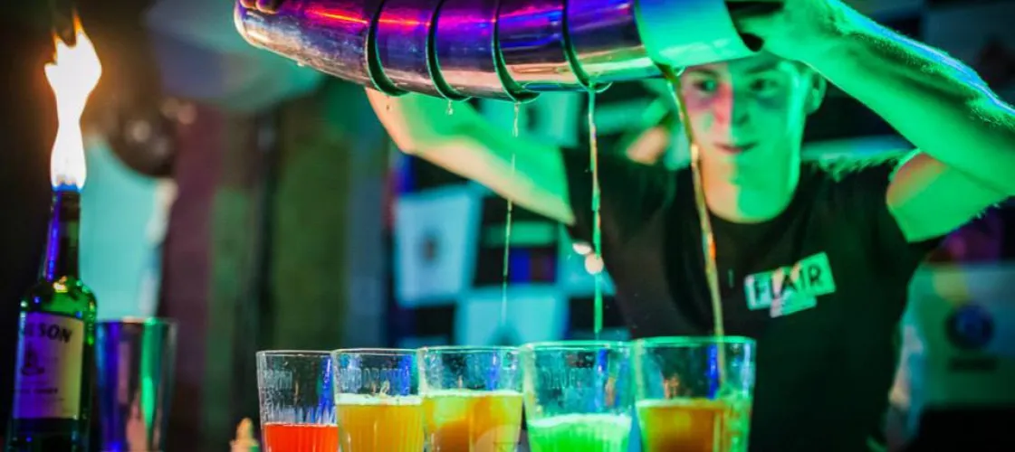 Zdjęcie Ile zarabia barman w kasynie? Zaskakujące fakty o wynagrodzeniach