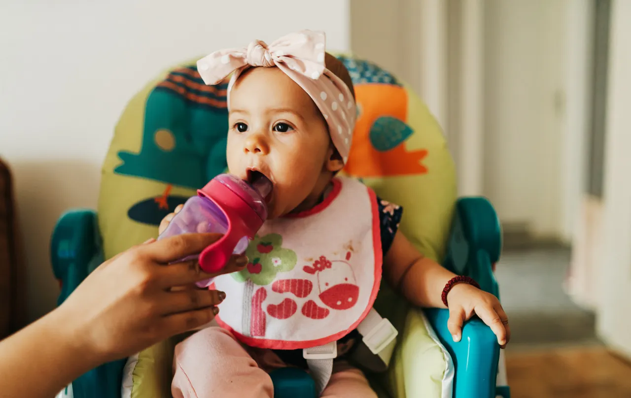 Zdjęcie Woda dla niemowlaka: Od kiedy, jaką i jak podawać bezpiecznie?