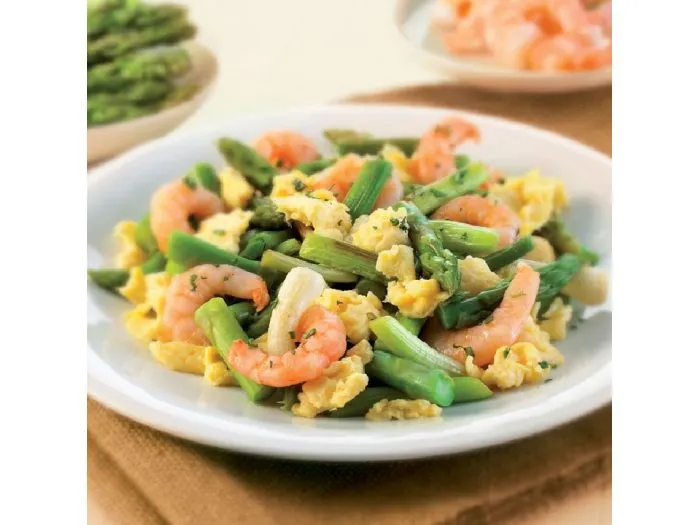 Zdjęcie Revuelto de ajos tiernos y gambas: receta fácil y deliciosa para disfrutar