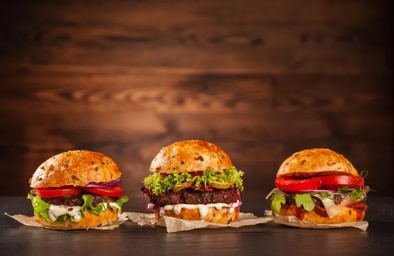 Zdjęcie Ile kalorii ma hamburger? Zaskakujące fakty o jego zawartości