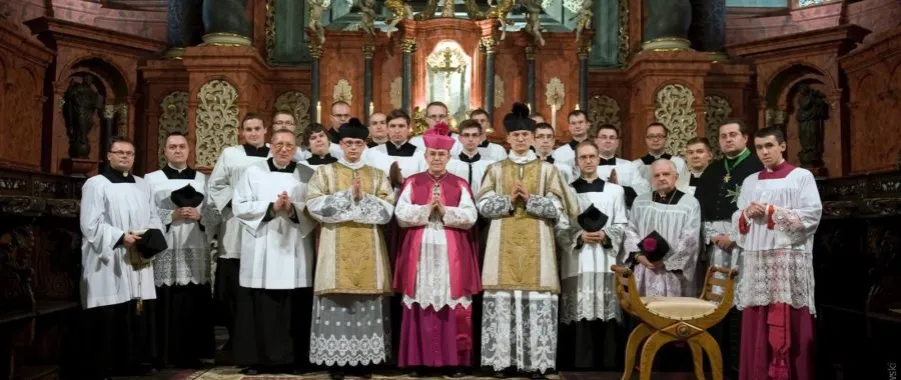 Zdjęcie Spodnie z dziurami w kościele - co musisz wiedzieć przed wizytą na mszy