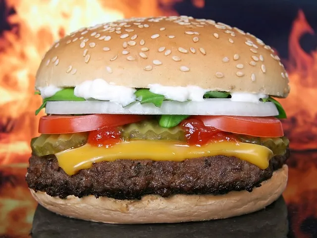 Zdjęcie Ile kcal ma burger z burgerowni? Zaskakujące różnice w kaloriach
