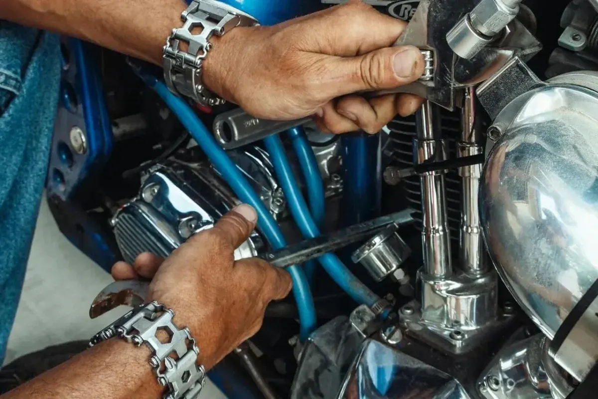 Zdjęcie Ile zarabia mechanik motocyklowy? Zaskakujące fakty o wynagrodzeniu