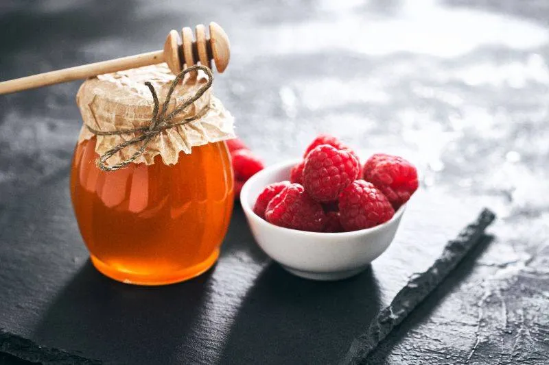 Zdjęcie Jak rozpoznać miód malinowy i uniknąć fałszywych produktów