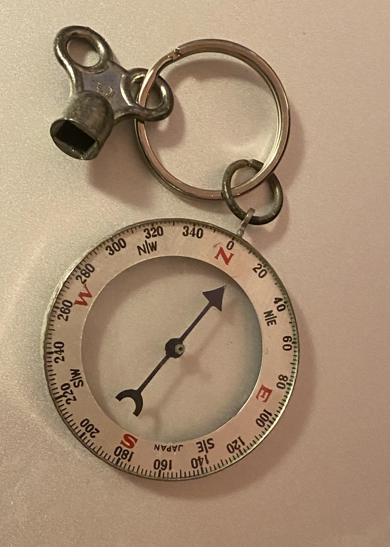Zdjęcie Jaki kierunek wskazuje igła magnetyczna kompasu i jak go wykorzystać?
