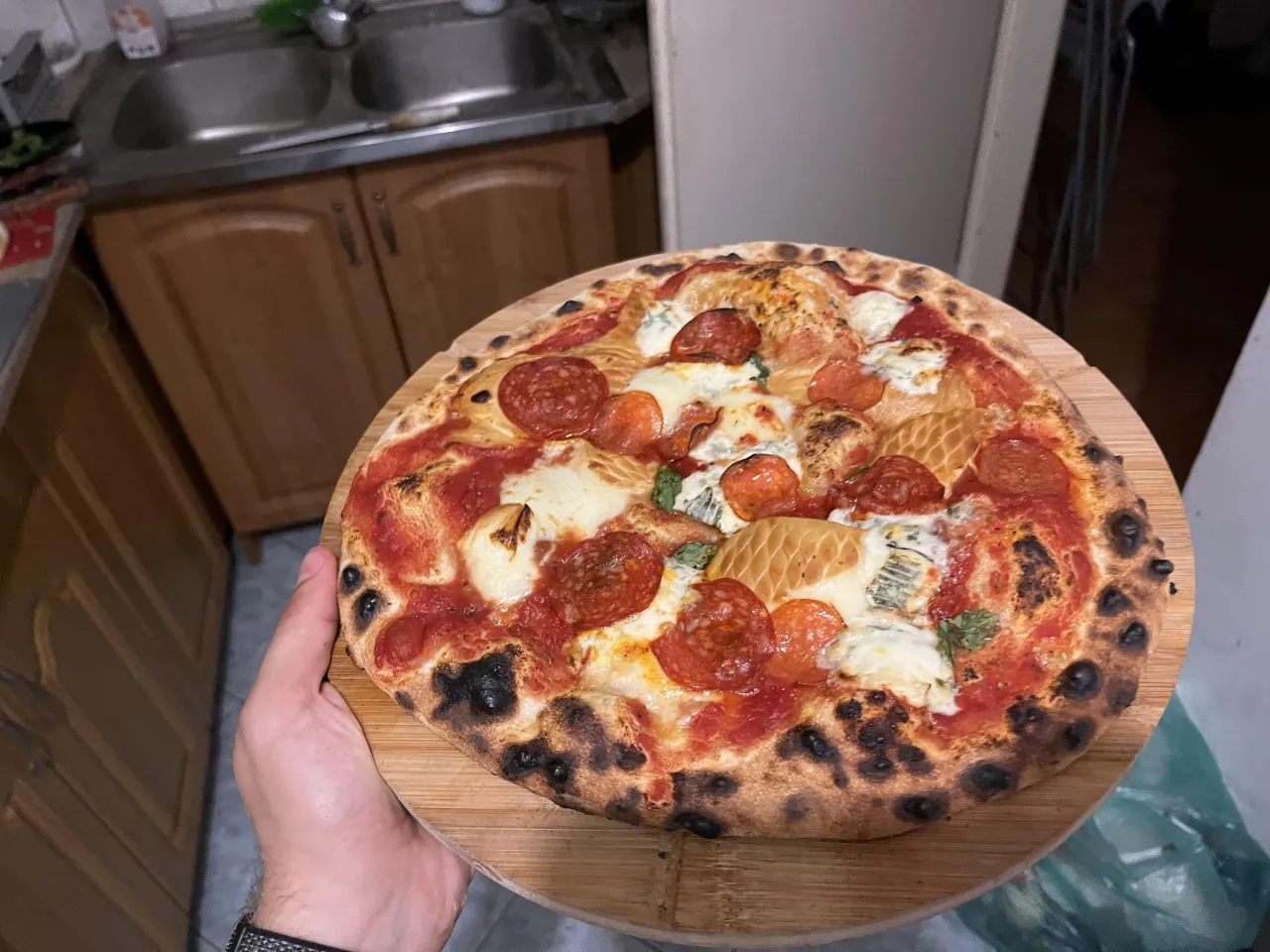 Zdjęcie Ile osób najada się pizzą 50 cm? Sprawdź, zanim zamówisz!