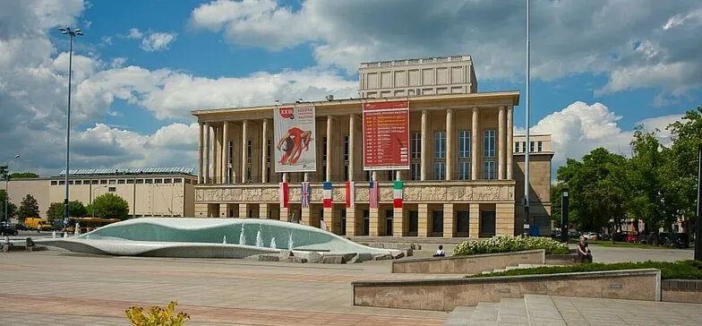 Zdjęcie Teatry w Łodzi: Odkryj najlepsze spektakle i ich lokalizacje