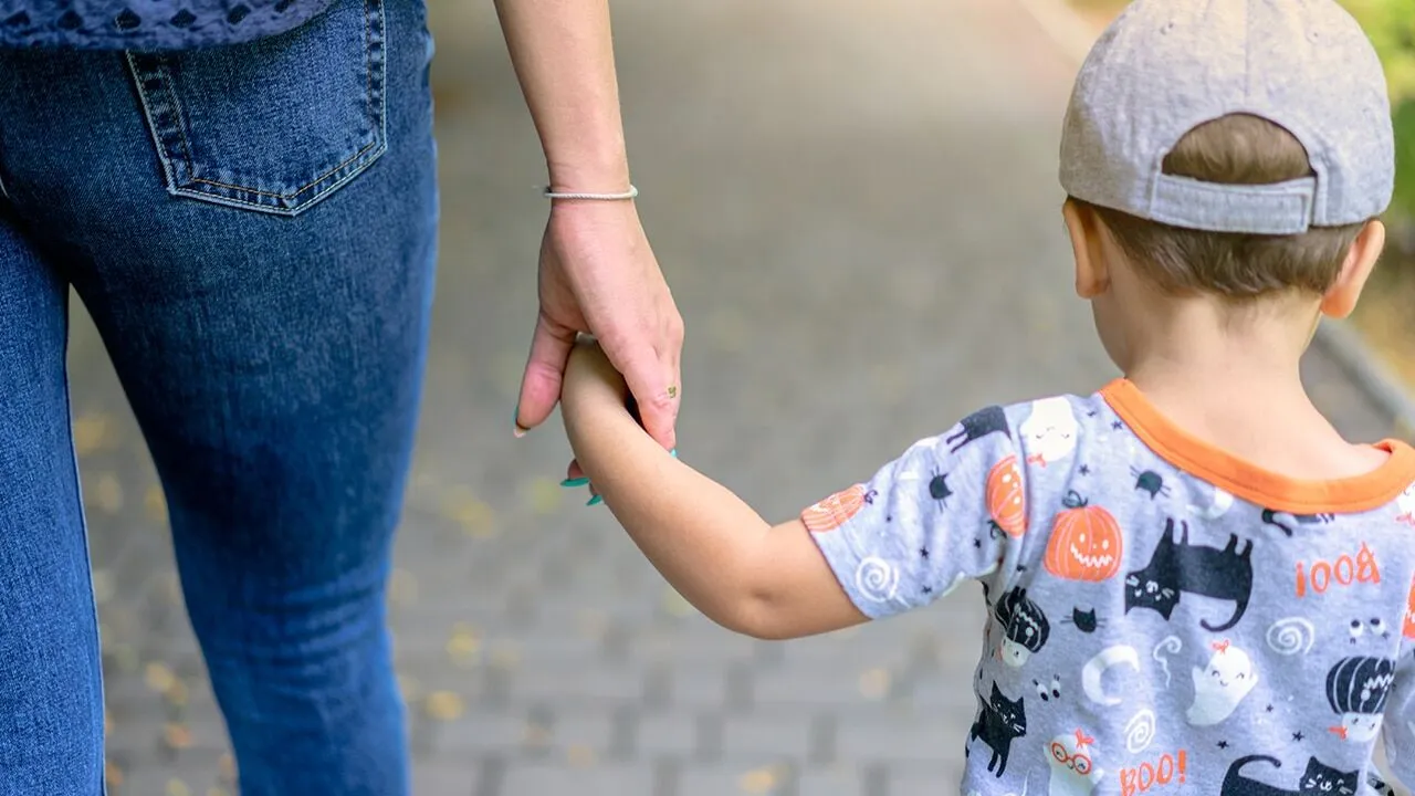 Zdjęcie Jak skutecznie nastawić łokieć opiekunki u dziecka bez bólu