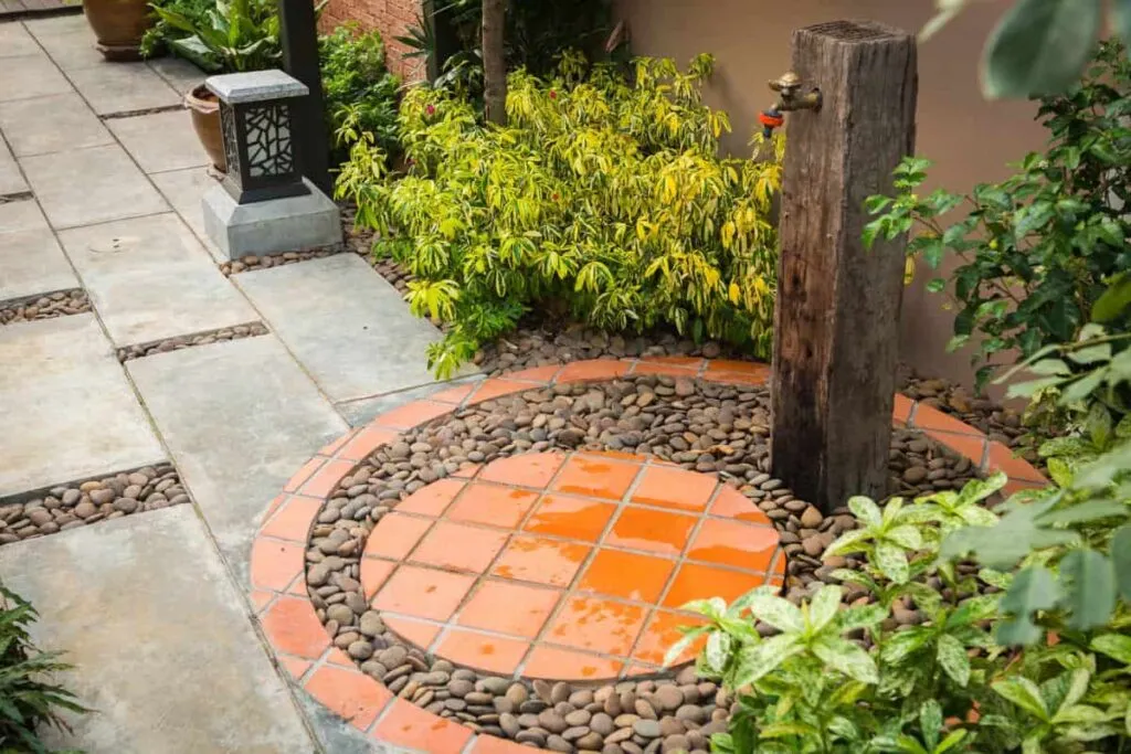 Zdjęcie Jak obudować kran na działce, by uniknąć zniszczeń i poprawić estetykę