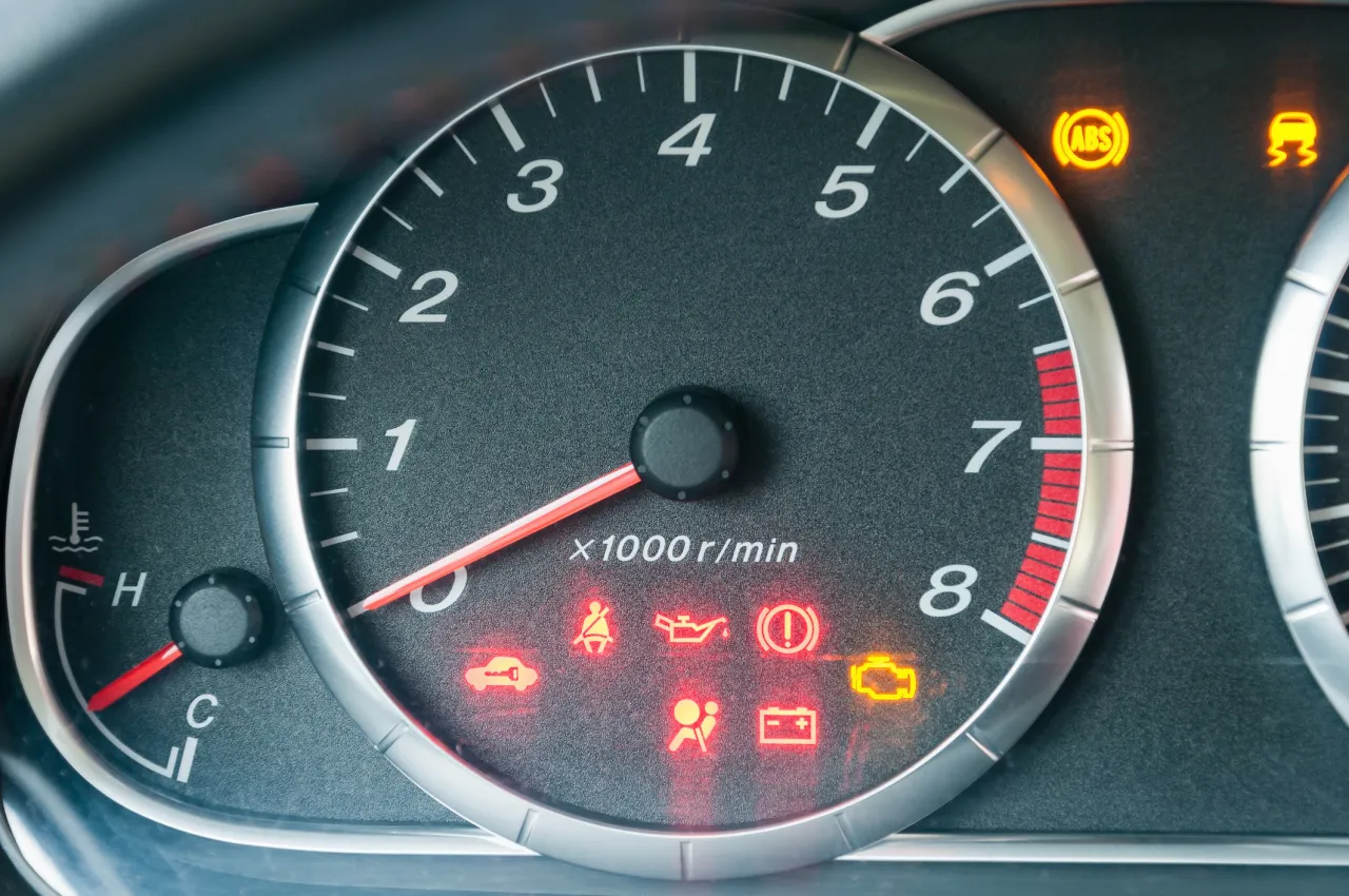 Zdjęcie Jak odczytać kody błędów Toyota: 3 skuteczne metody diagnostyki auta