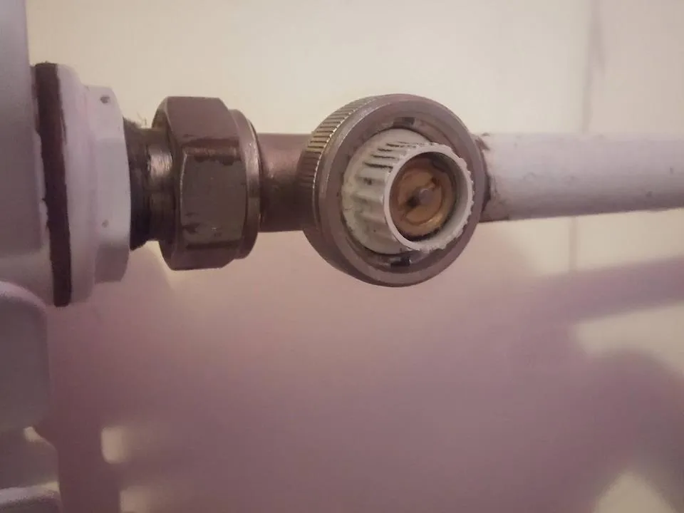 Zdjęcie Jak zakręcić grzejnik bez termostatu - proste kroki i porady