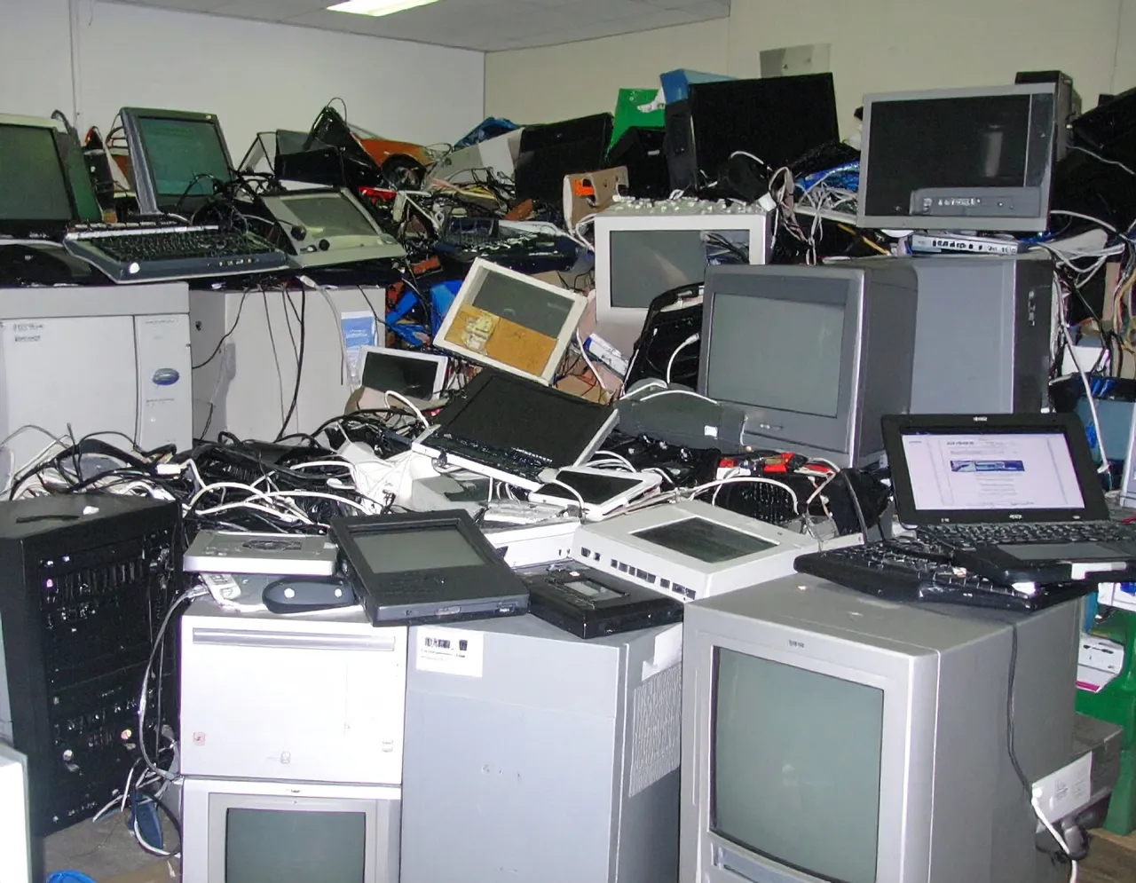 Zdjęcie Gdzie wyrzucać elektrośmieci w Warszawie? Uniknij kar i dowiedz się, jak to zrobić prawidłowo