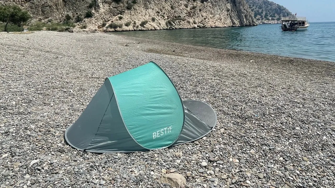 Zdjęcie Jak poskładać namiot plażowy, aby uniknąć uszkodzeń i frustracji