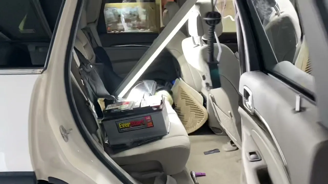 Zdjęcie Gdzie jest akumulator w Jeep Grand Cherokee? Odkryj ukryte miejsce!