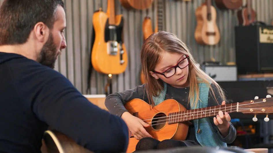Zdjęcie Jak szarpać struny na ukulele - techniki, które poprawią Twój dźwięk