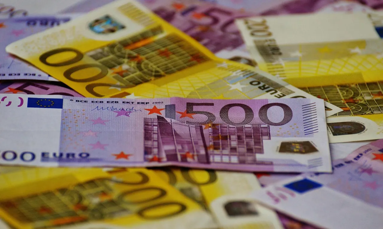 Zdjęcie Ile to 200 yuan w różnych walutach? Przelicznik na USD, EUR i więcej