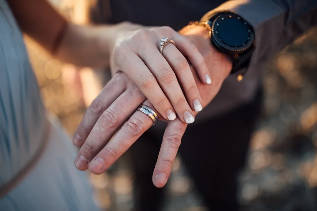 Zdjęcie Obrączka która ręka: Dlaczego w Polsce nosimy ją na prawej ręce?