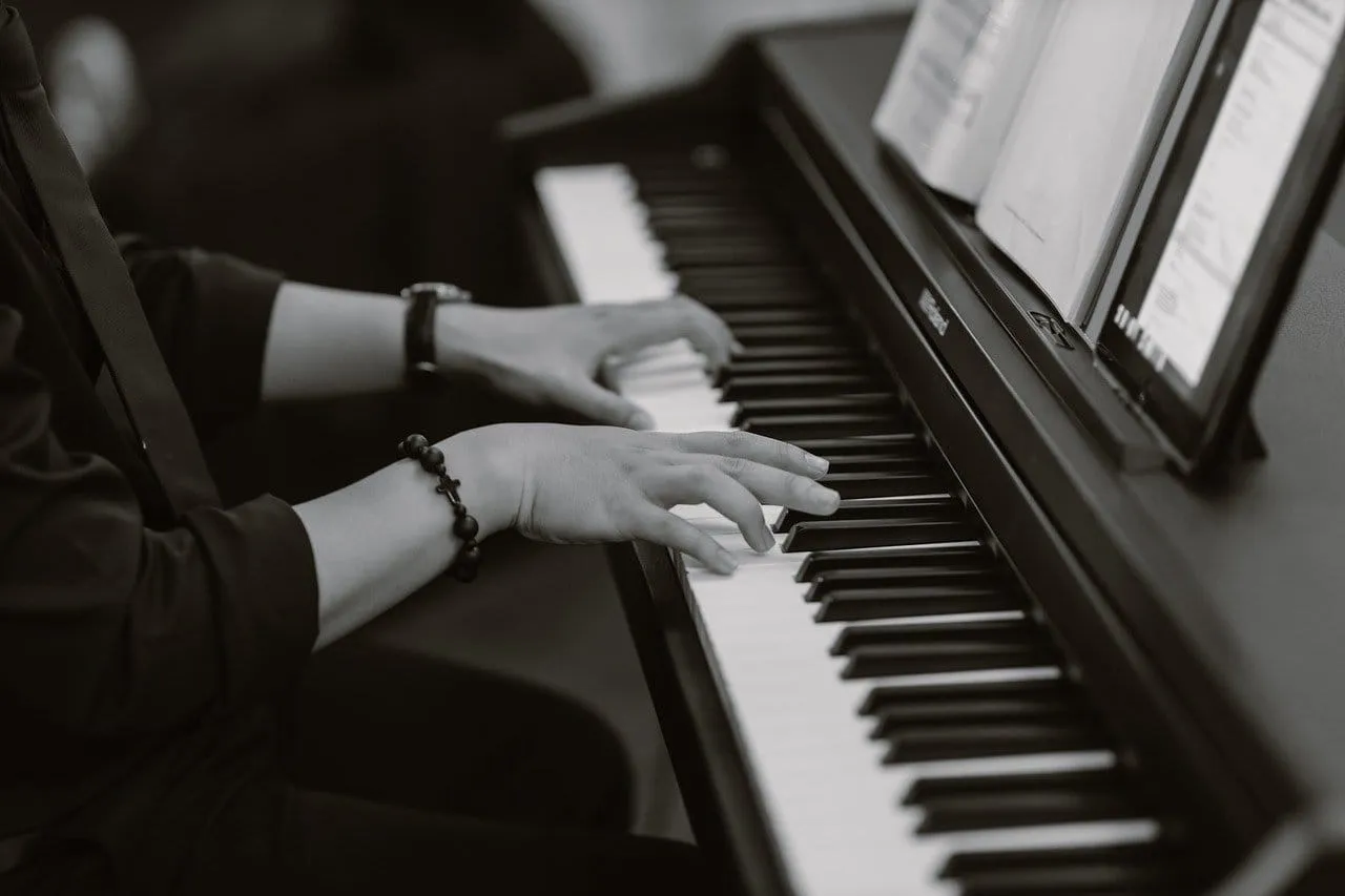 Zdjęcie Instrumenty muzyki elektronicznej: Odkryj ich tajemnice i zastosowanie