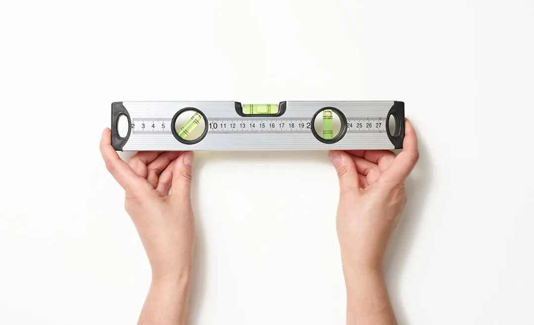 Zdjęcie Jaki płyn jest w poziomicy i jak wpływa na dokładność pomiarów