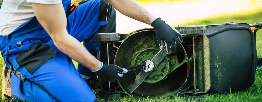 Zdjęcie Jak odkręcić zapieczony nóż w kosiarce - proste sposoby na sukces