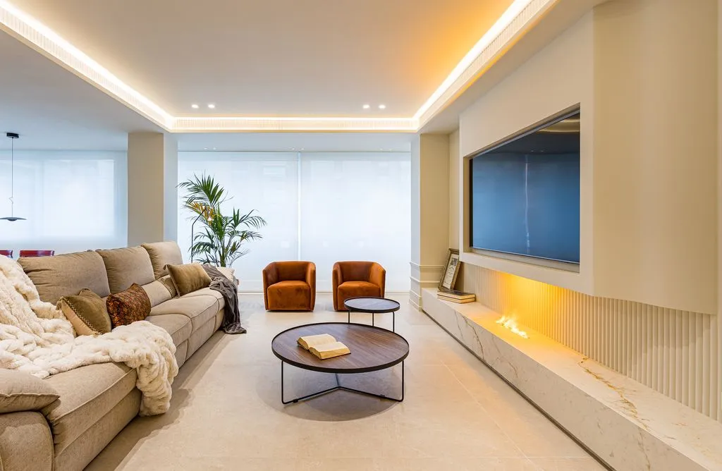 Zdjęcie ¿Salón sin luz? Guía experta para una iluminación espectacular