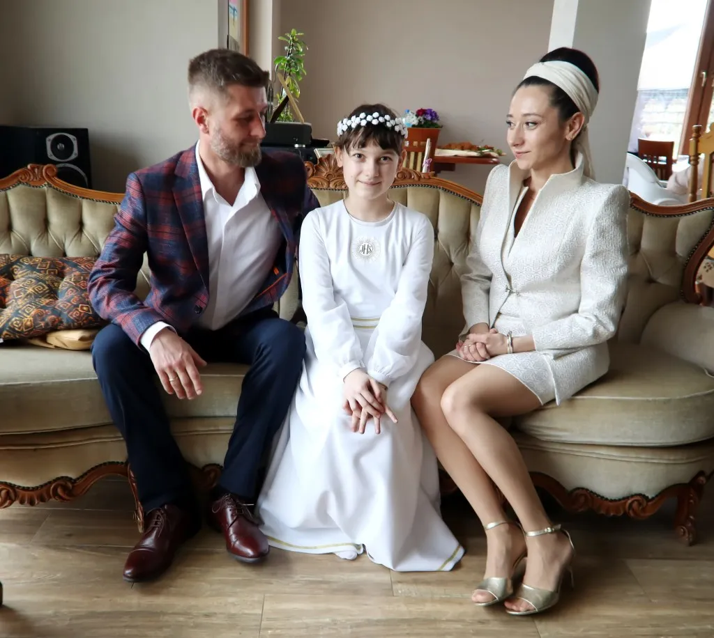 Zdjęcie Jak się ubrać na komunię dziecka mama - elegancja i komfort bez zbędnych wydatków