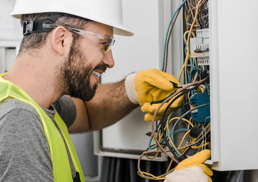Zdjęcie Ile trwa kurs elektryka? Poznaj różne rodzaje szkoleń i ich czas trwania