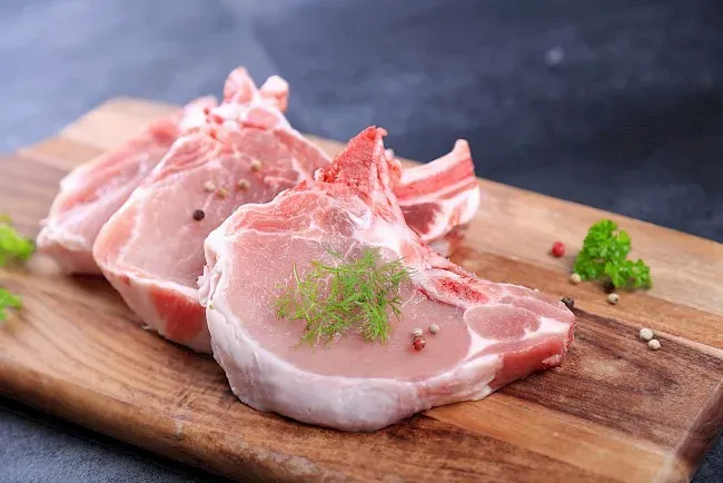 Zdjęcie Ile kalorii ma mięso wieprzowe? Zaskakujące różnice w wartościach!