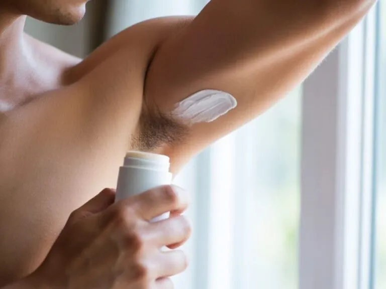 Zdjęcie Jak używać dezodorantu perfumowanego? Poradnik krok po kroku