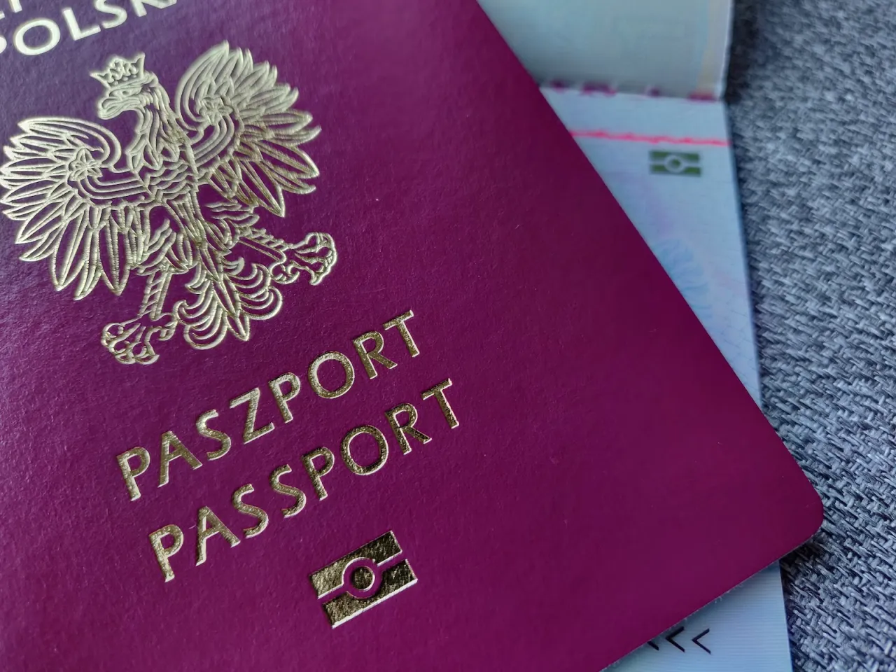Zdjęcie Czym jest paszport biometryczny i dlaczego warto go mieć? Wyjaśniamy zalety i różnice