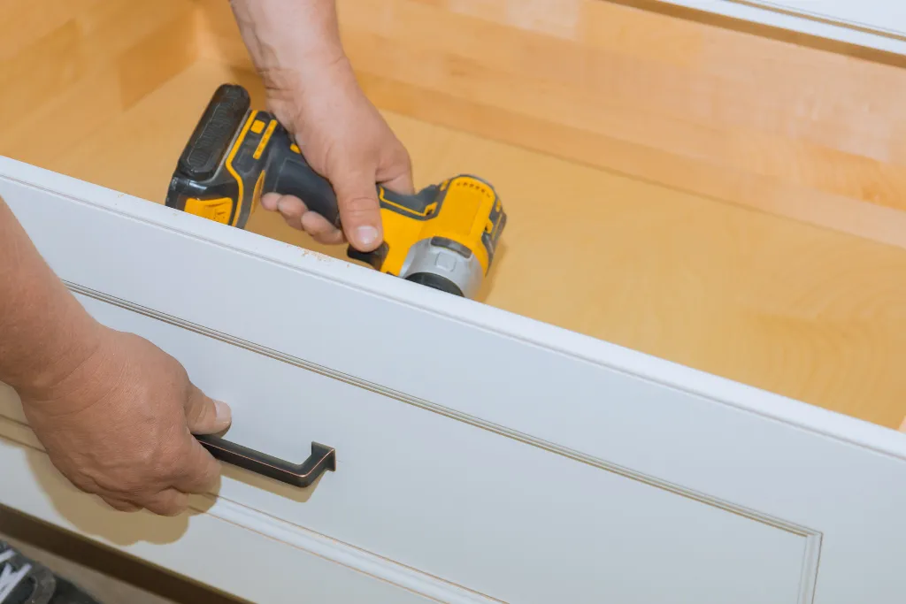 Zdjęcie Jak zrobić samemu uchwyt do szafki – krok po kroku z najlepszymi materiałami