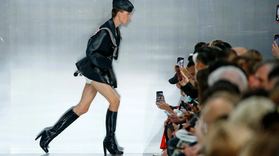 Zdjęcie La fascinante historia de hombres con tacones y su impacto en la moda