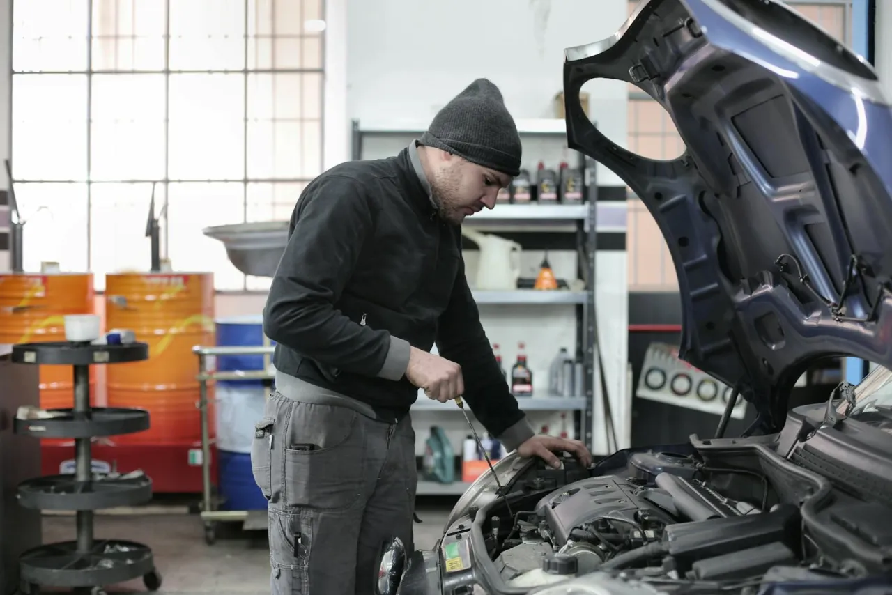 Zdjęcie Ile kosztuje godzina pracy mechanika samochodowego? Sprawdź ceny i porady