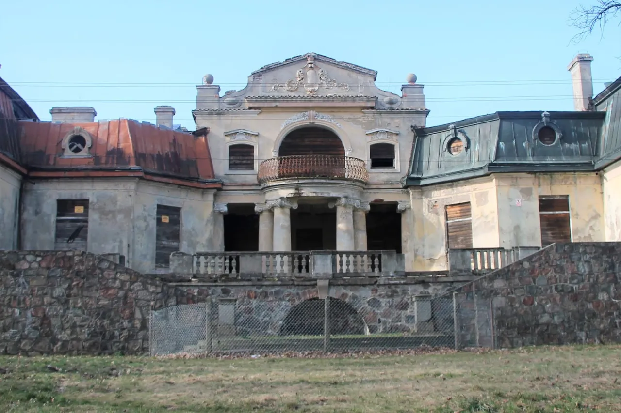Zdjęcie Pałac w Bratoszewicach - fascynująca historia zapomnianej rezydencji