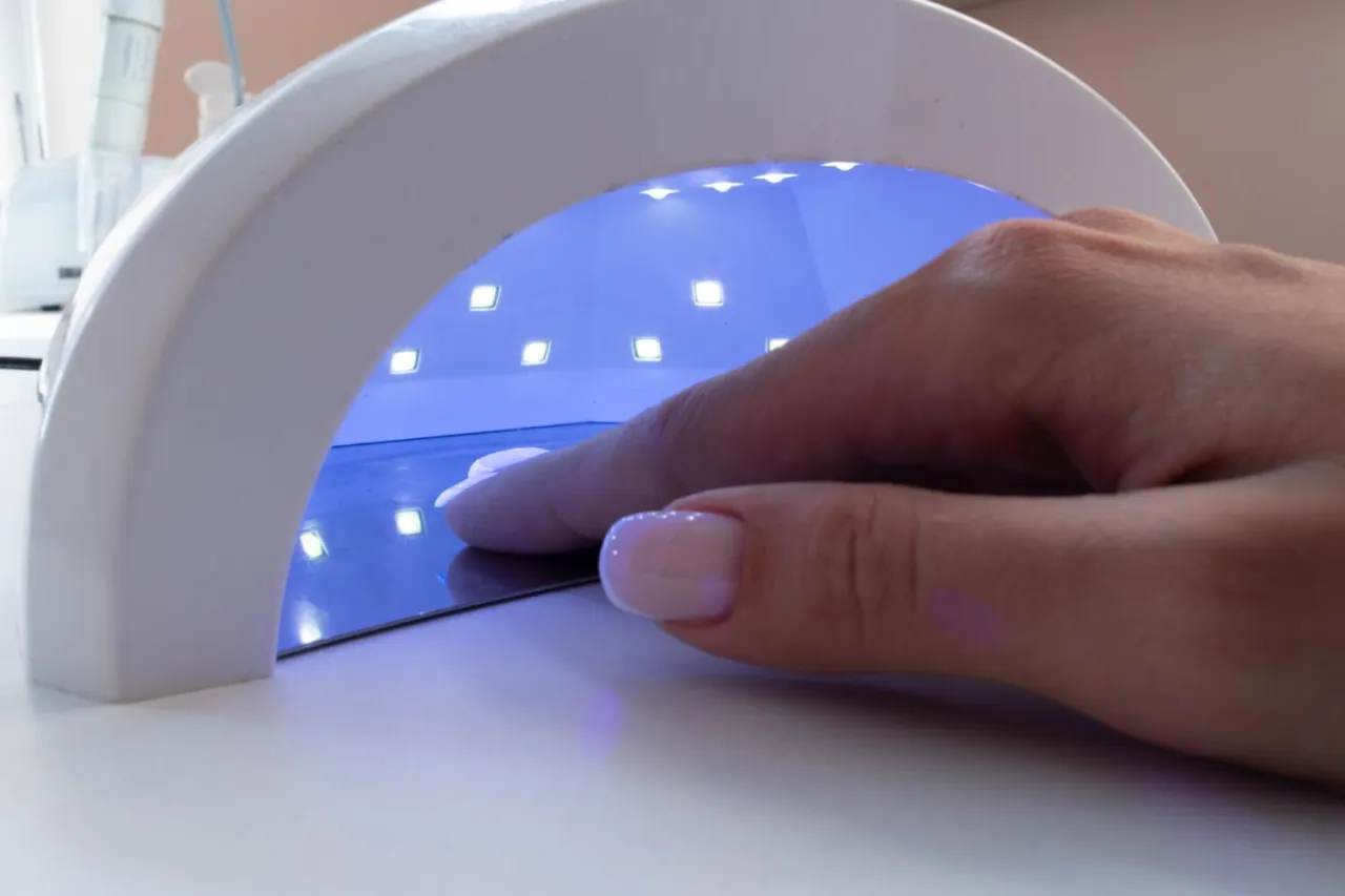 Zdjęcie Manicure hybrydowy: lampa LED czy UV - która jest lepsza dla Ciebie?
