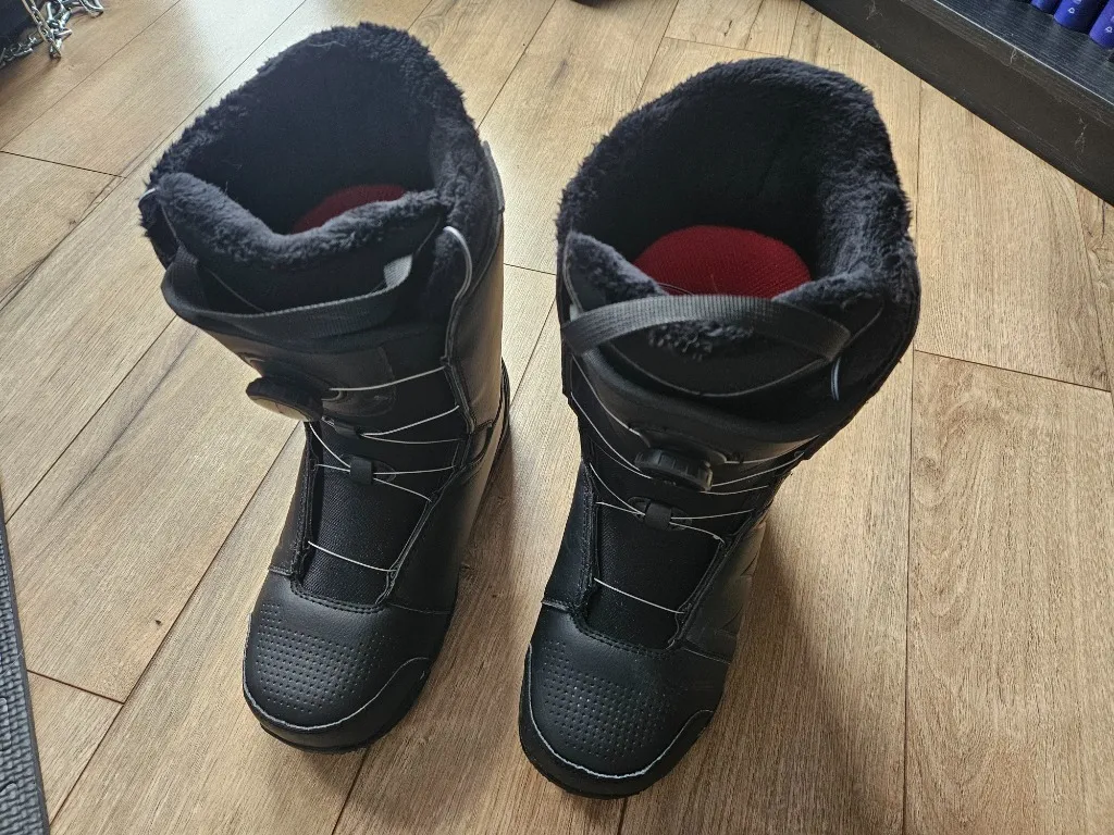 Zdjęcie DC Snowboard: Buty i deski przewodnik po sprzęcie