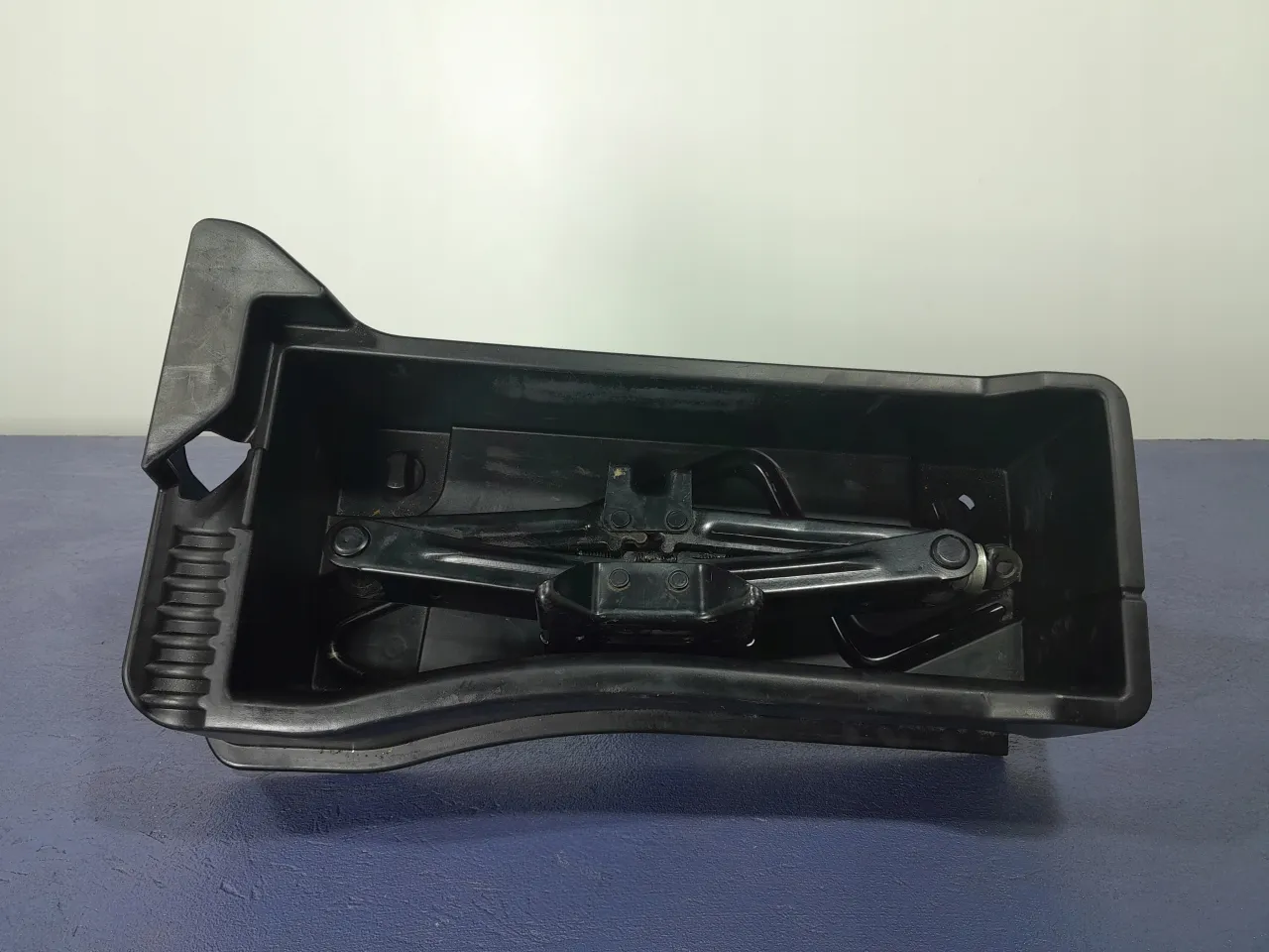 Zdjęcie Gdzie jest schowany lewarek w toyocie yaris? Znajdź go łatwo!