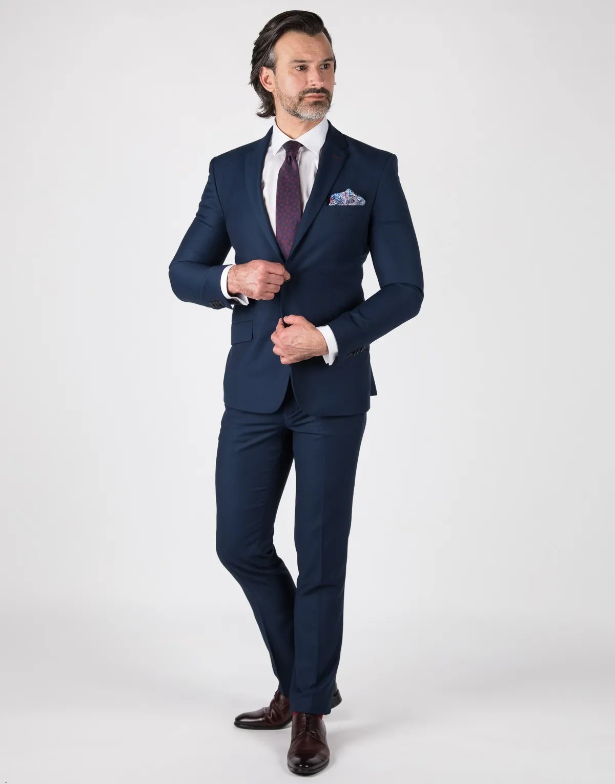 Zdjęcie Eleganckie garnitury dla każdego: jak wybrać idealny model?