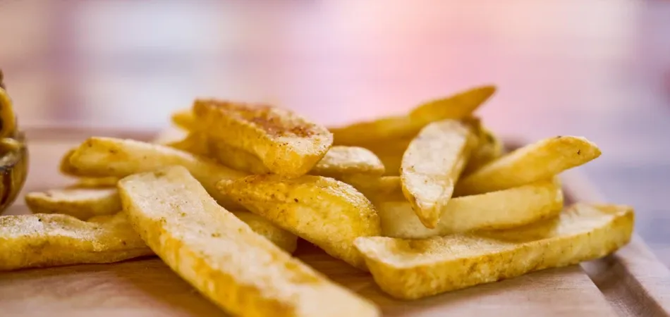 Zdjęcie W jakiej temperaturze piec frytki w piekarniku, aby były chrupiące?