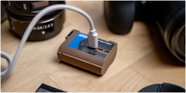 Zdjęcie Jak naładować aparat bez ładowarki? Sprawdź proste i skuteczne metody!