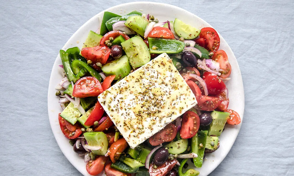 Zdjęcie Sałatka grecka: kalorie, sekrety i lekka wersja. Czy na pewno fit?