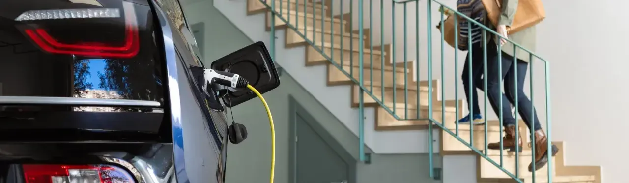Zdjęcie Jak ładować samochód elektryczny w bloku bez zbędnych kosztów?