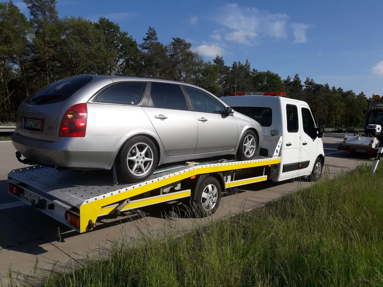 Zdjęcie Czy można holować na autostradzie? Kluczowe przepisy i zasady bezpieczeństwa