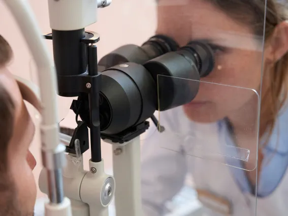 Zdjęcie Na czym polega operacja jaskry? Poznaj metody, ryzyko i efekty